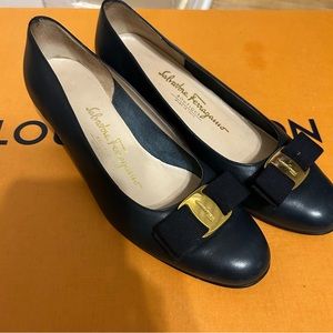 Vintage Salvatore Ferragamo leather pumps
